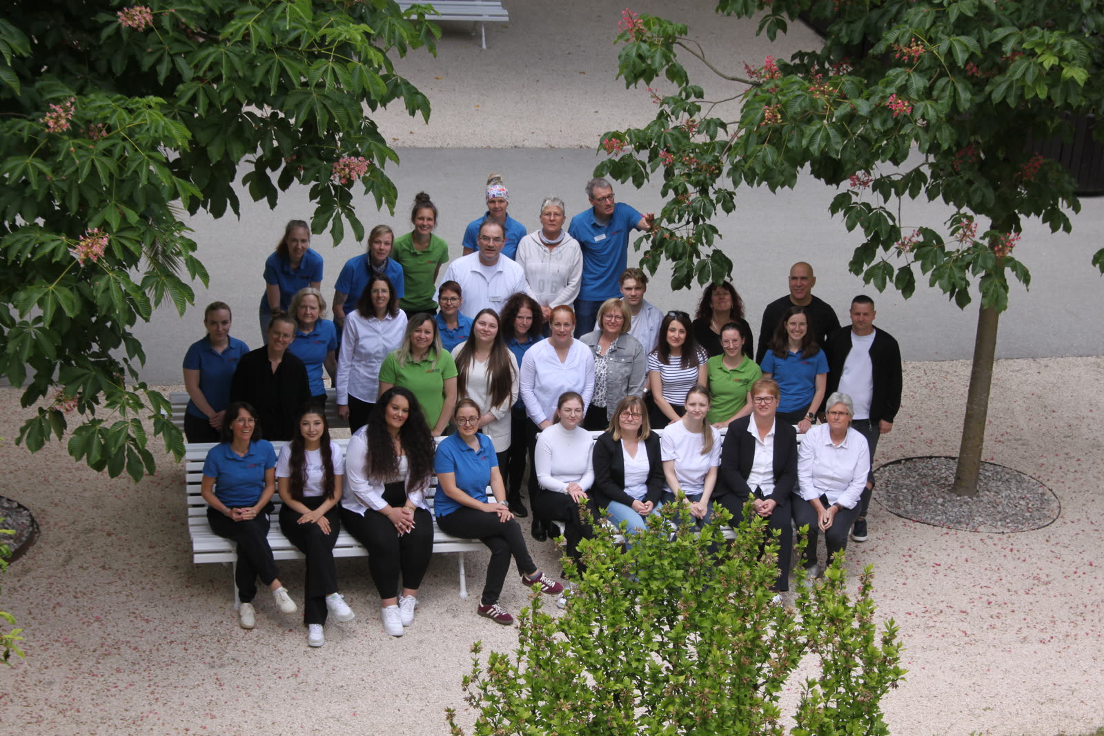 Das Team des Kurmittelhauses der Moderne vor dem Haus